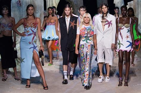 versace polis|“Versacepolis”, la città sommersa della collezione SS21 di Versace.